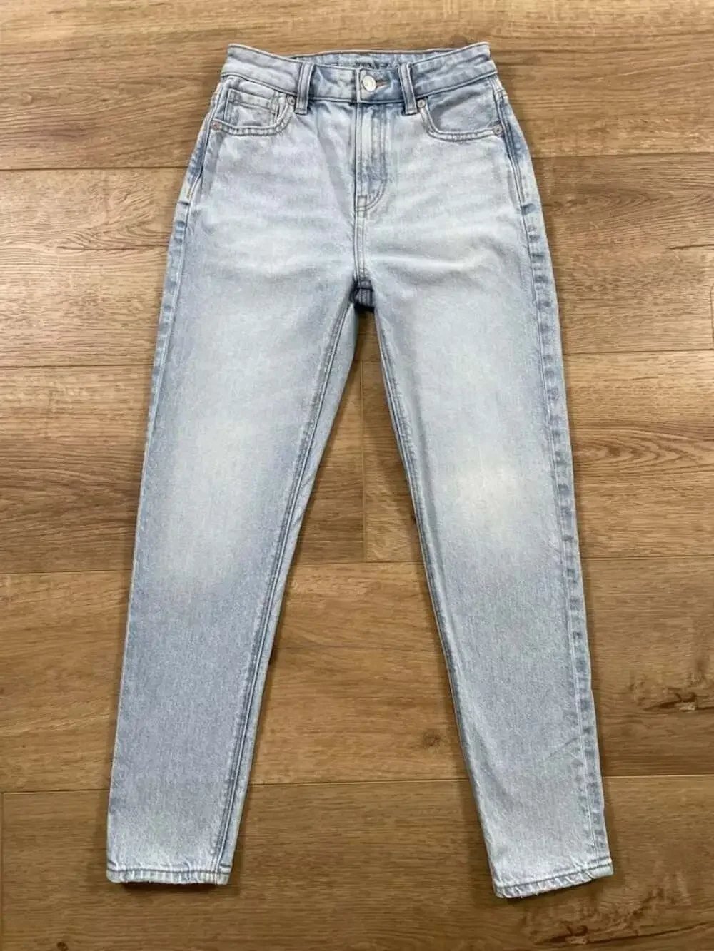 American Eagle Outfitters Light Wash High Rise Mom Jean Size 000 Short